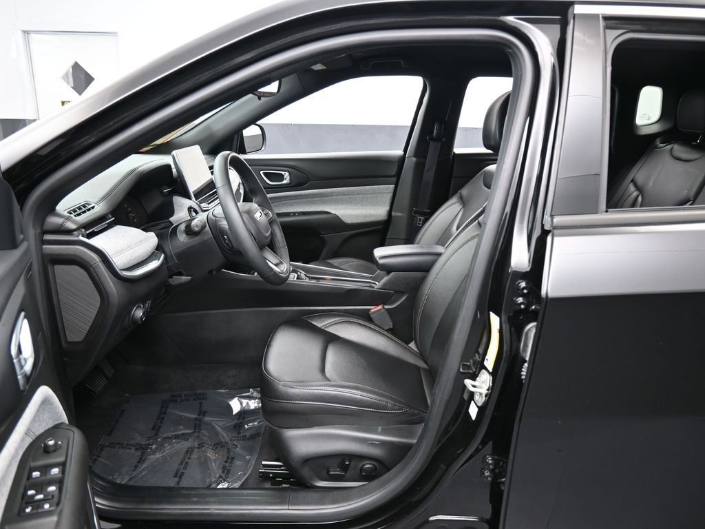 Used 2024 Jeep Compass Latitude image 11