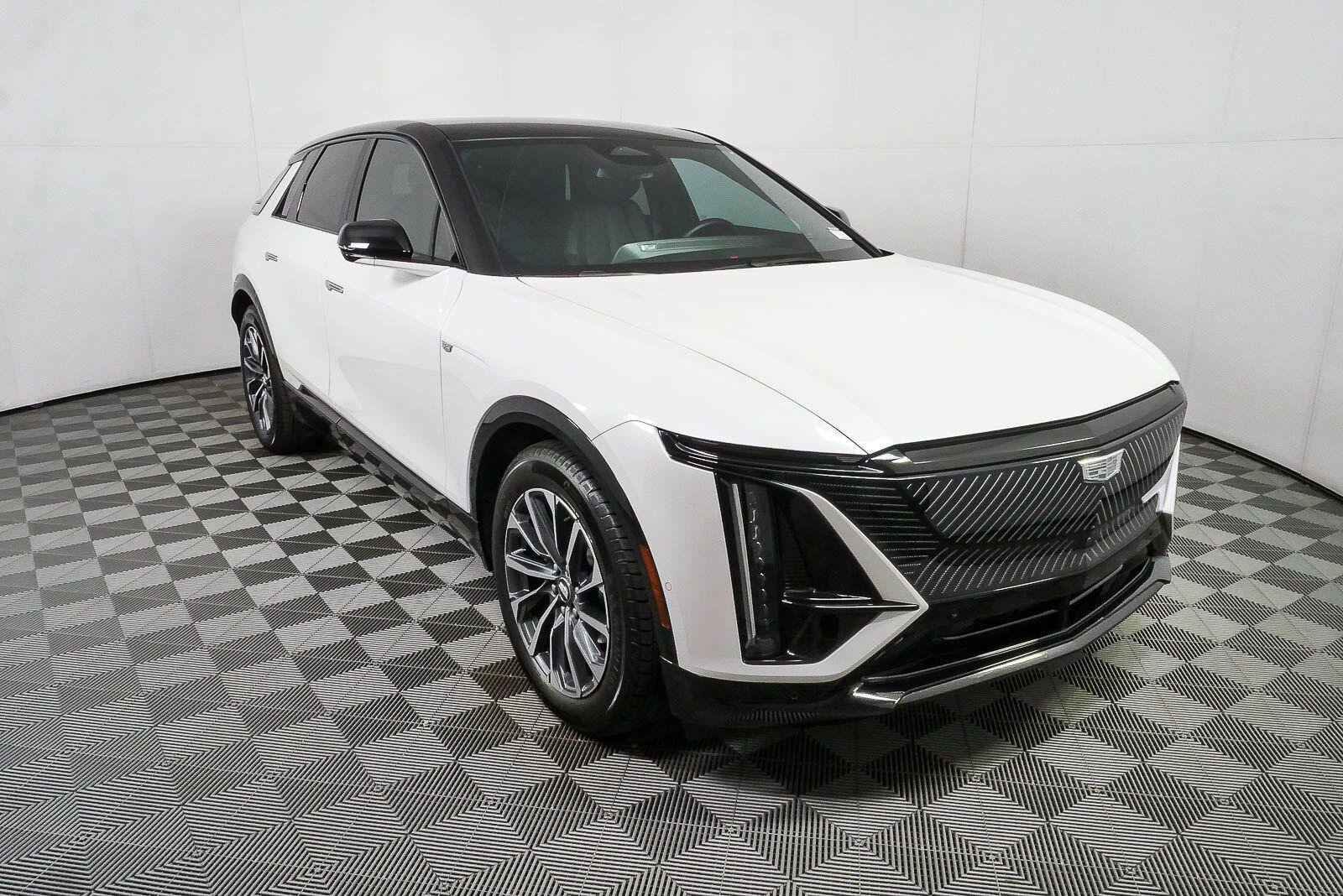 Used 2024 Cadillac Lyriq Luxury AWD/4WD image 2