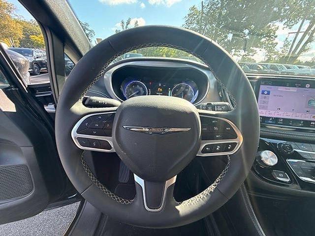 Used 2026 Chrysler Pacifica Limited FWD image 23