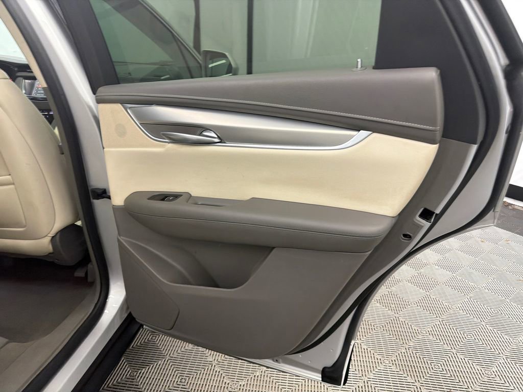Used 2018 Cadillac XT5 Luxury w/ Driver Awareness Package image 17