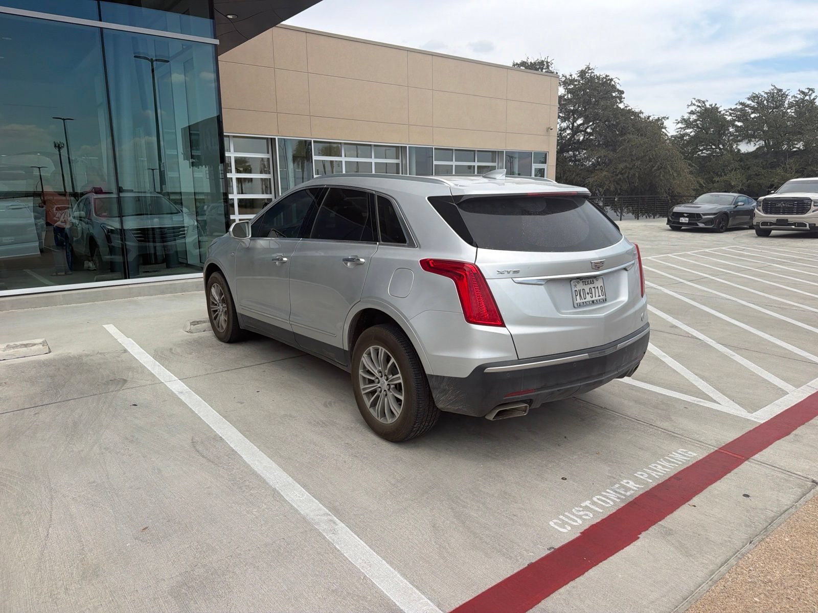 Used 2018 Cadillac XT5 Luxury w/ Driver Awareness Package FWD image 8