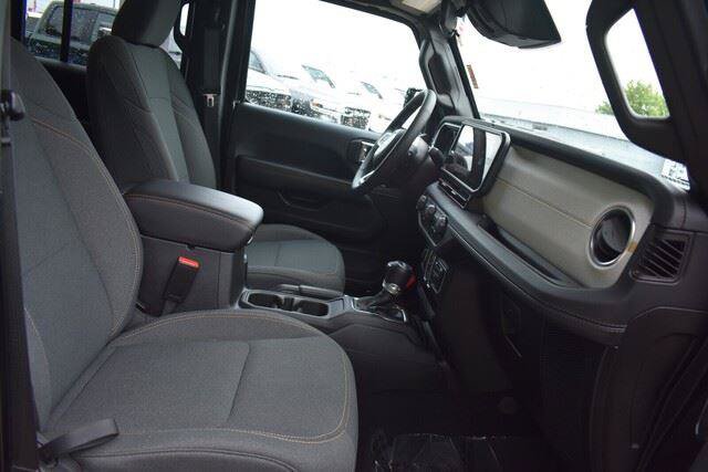 Used 2025 Jeep Wrangler Sahara 4xe AWD/4WD image 18
