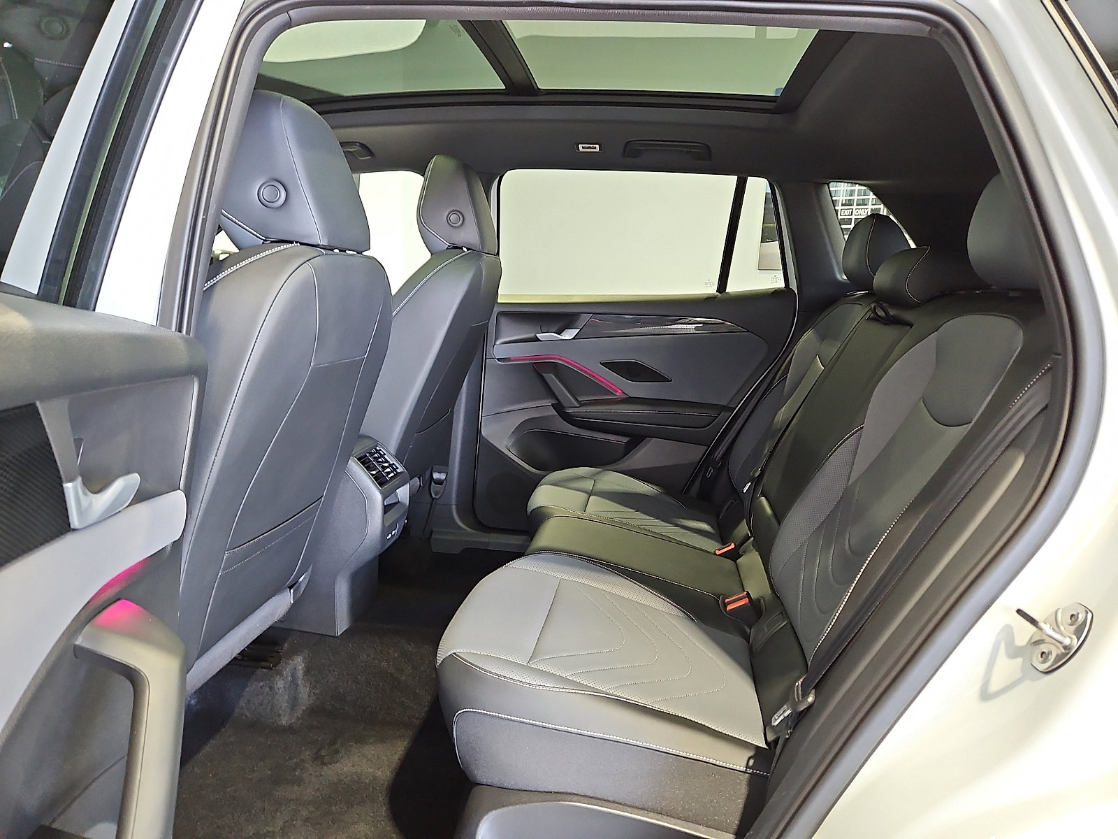 Certified 2025 Volkswagen Tiguan SE R-Line image 10