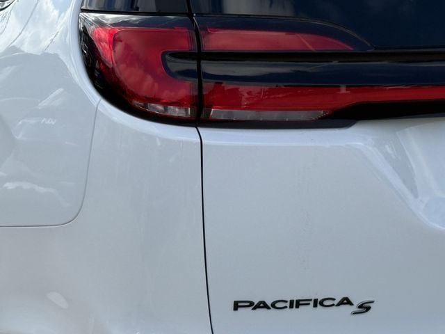 Used 2024 Chrysler Pacifica Limited FWD image 6