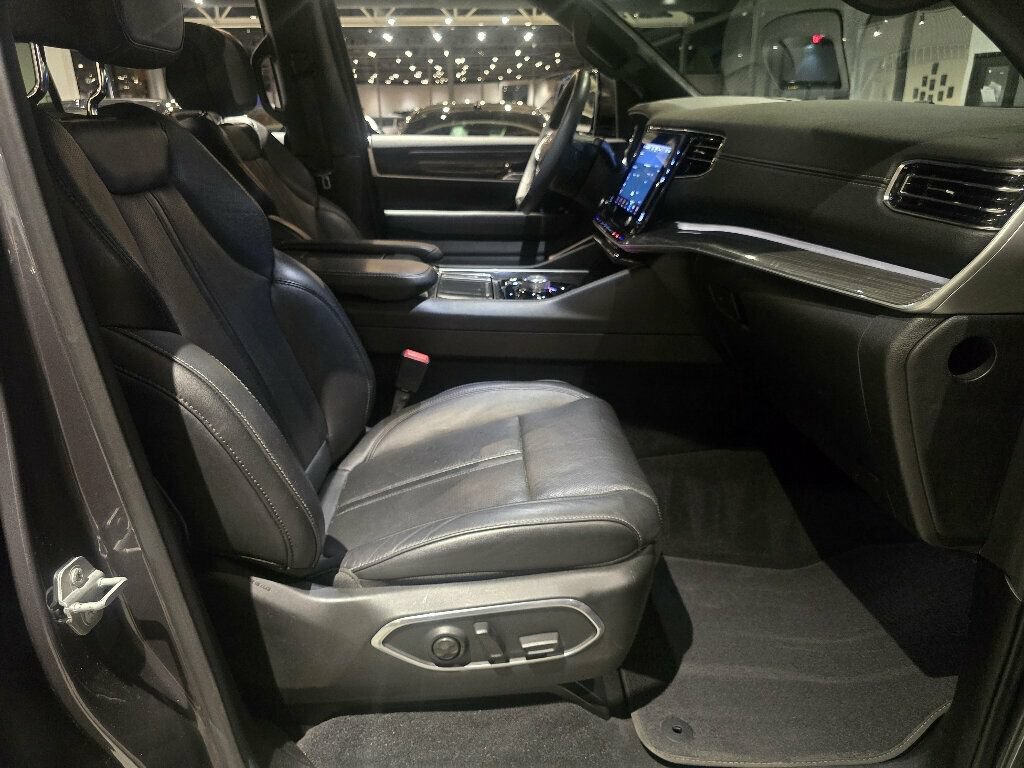 Used 2022 Jeep Wagoneer Series III w/ Flexible Seating Group AWD/4WD image 26