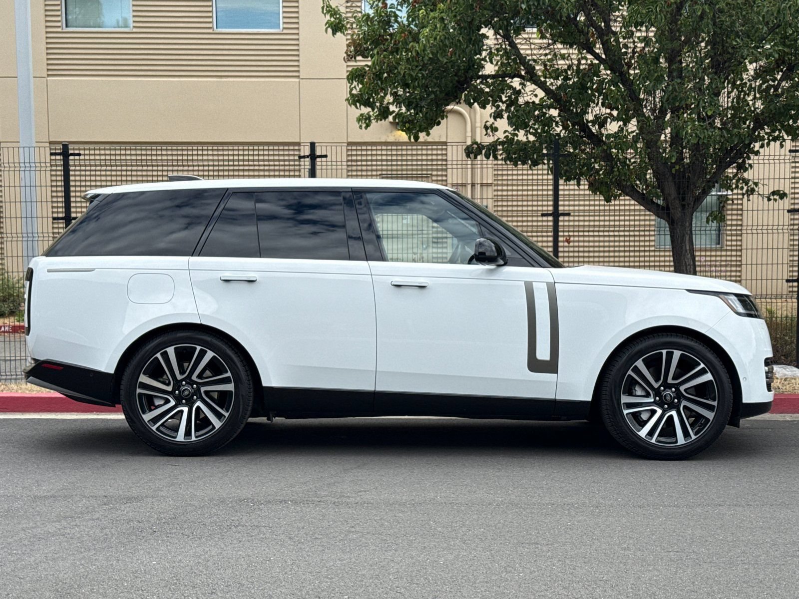 Used 2023 Land Rover Range Rover SE AWD/4WD image 7
