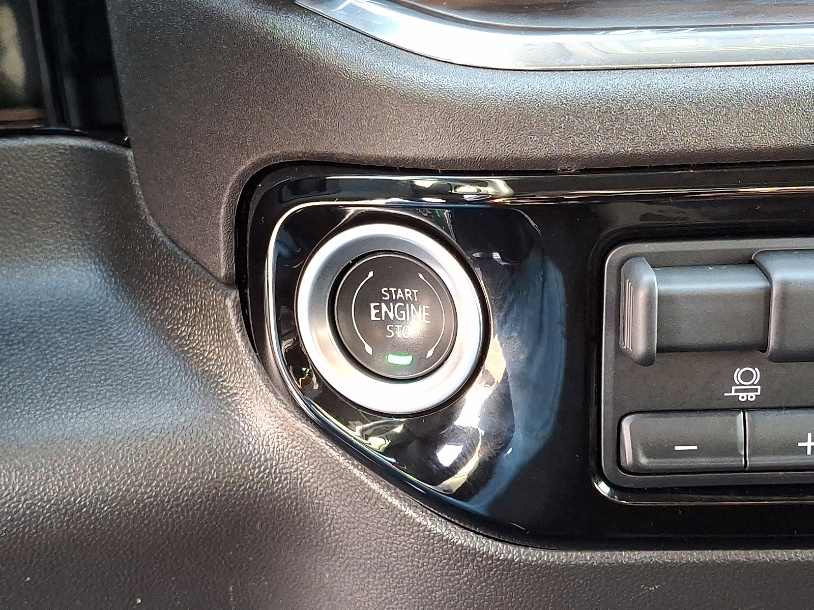 Certified 2025 GMC Sierra 1500 SLT image 25