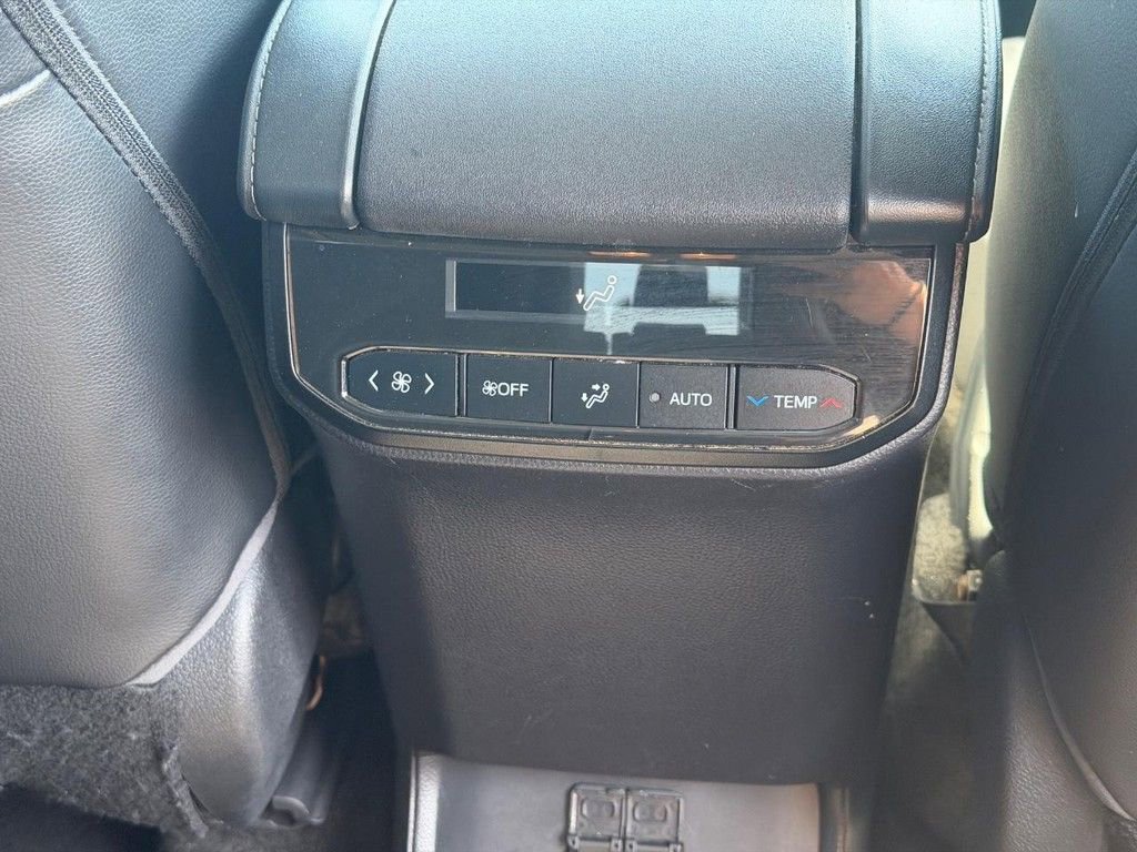 Used 2023 Toyota Highlander XLE AWD/4WD image 18