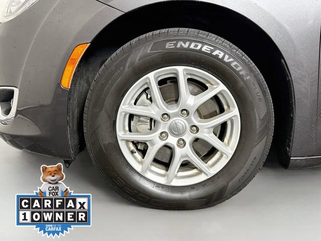 Used 2020 Chrysler Pacifica Touring w/ Cold Weather Group FWD image 31