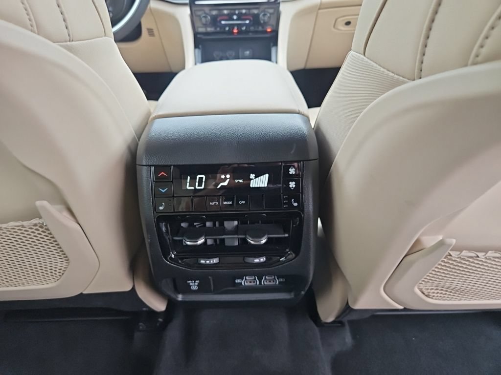 Certified 2025 Jeep Grand Cherokee L Limited w/ Luxury Tech Group II AWD/4WD image 33