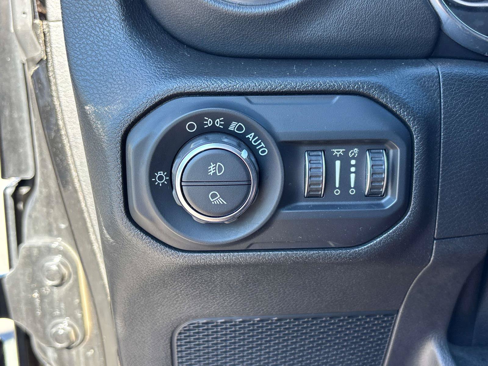 Used 2020 Jeep Gladiator Overland AWD/4WD image 14