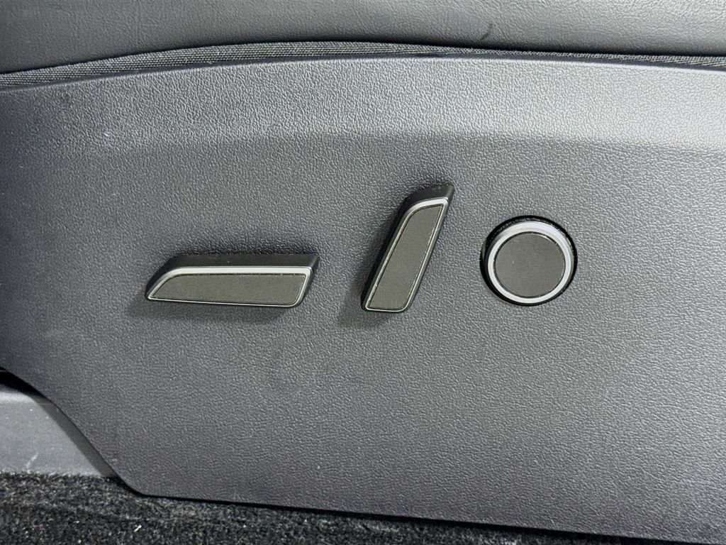 Used 2025 Tesla Model Y Long Range AWD/4WD image 15