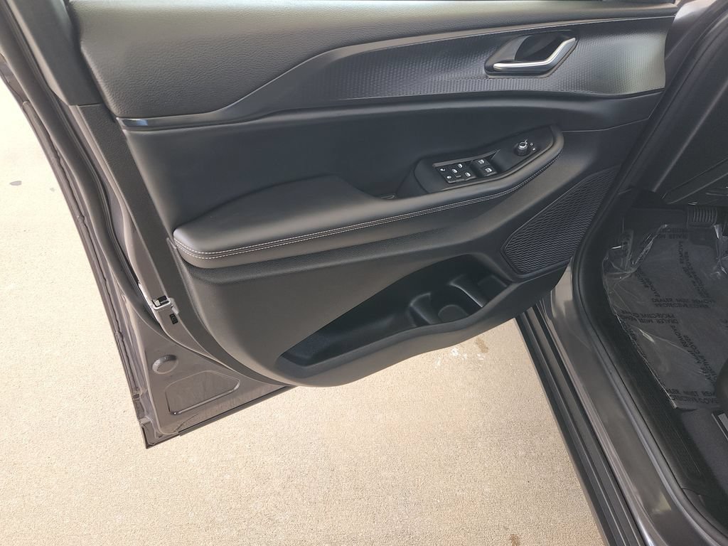 Used 2024 Jeep Grand Cherokee Altitude RWD image 28