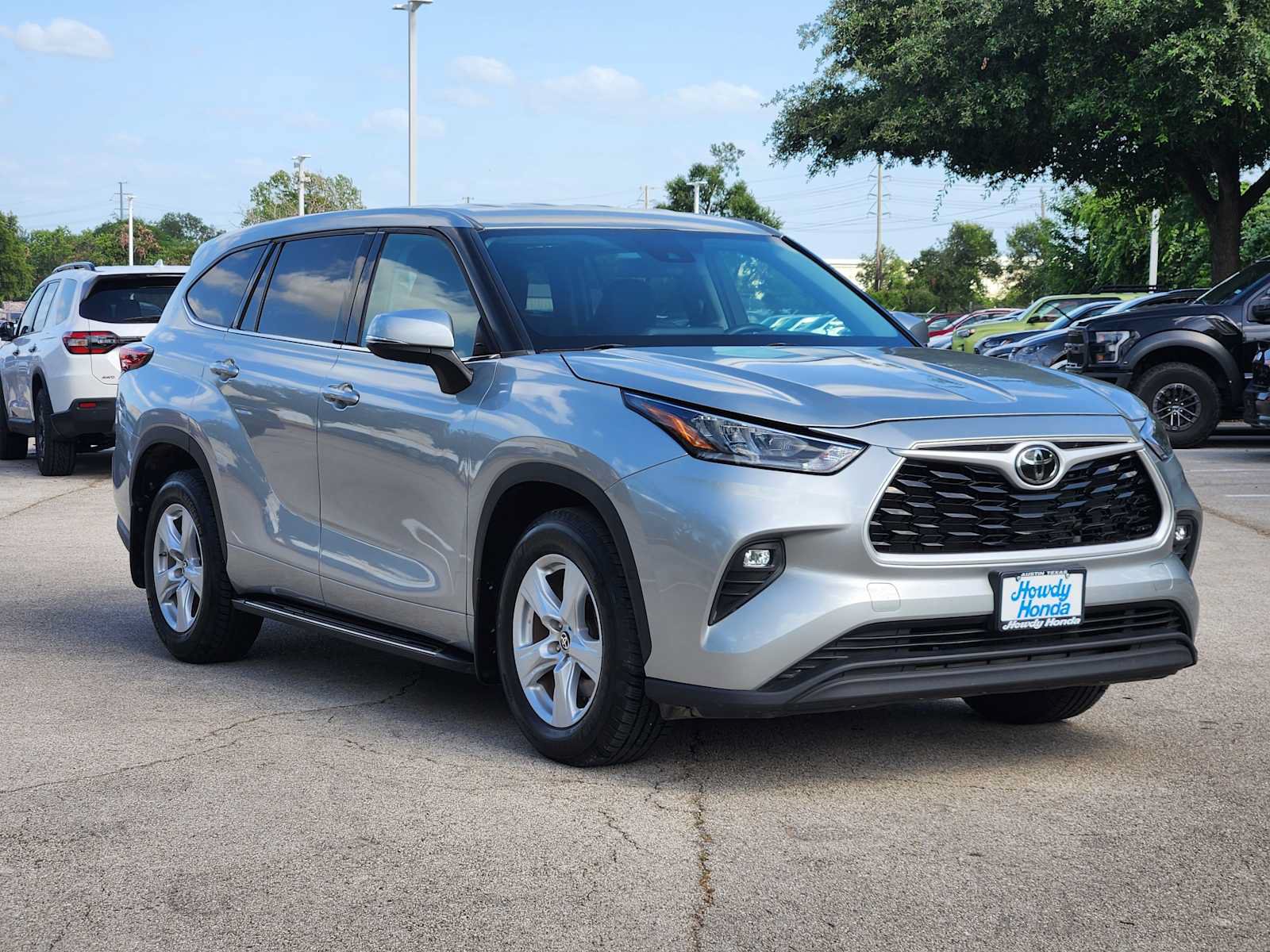 Used 2021 Toyota Highlander LE FWD image 3