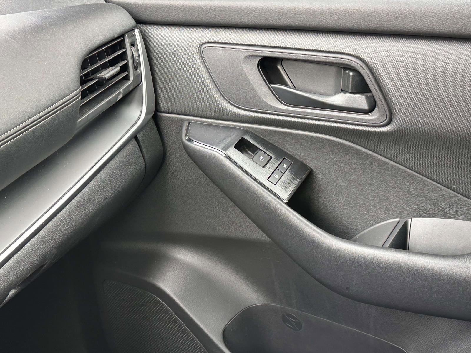 Used 2024 Nissan Rogue S image 27