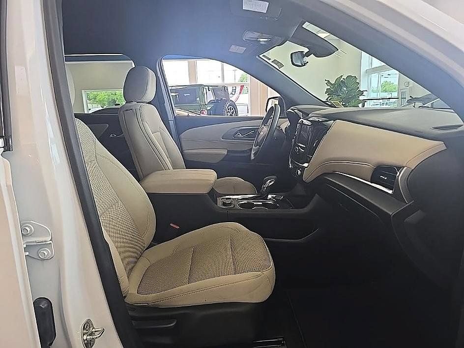 Used 2023 Chevrolet Traverse LS AWD/4WD image 39