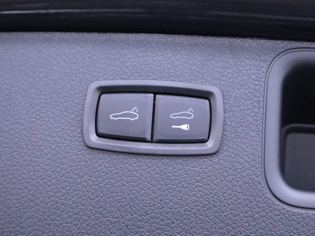 Used 2025 Porsche Macan AWD/4WD image 42