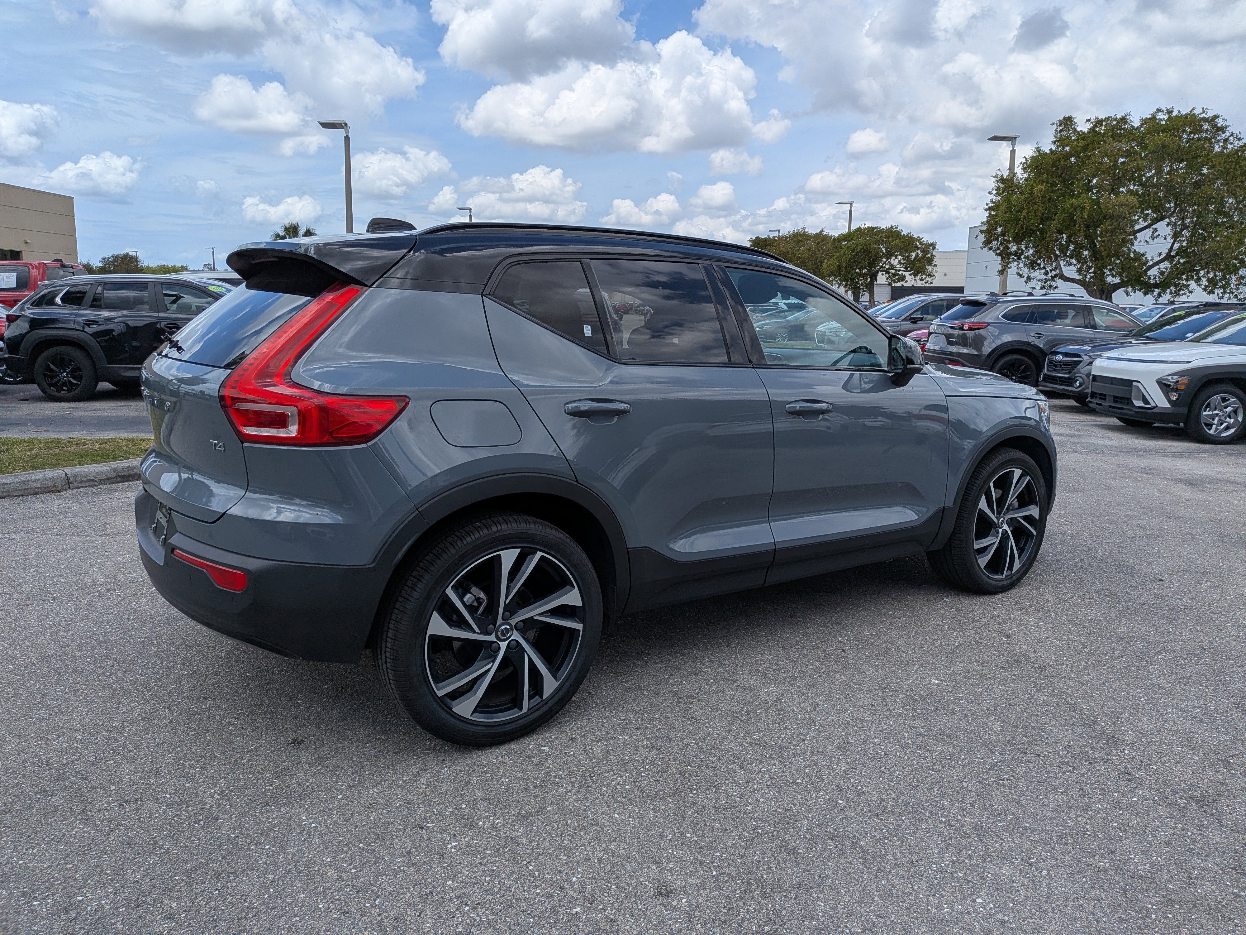 Used 2021 Volvo XC40 T4 R-Design w/ Protection Package Premier image 4