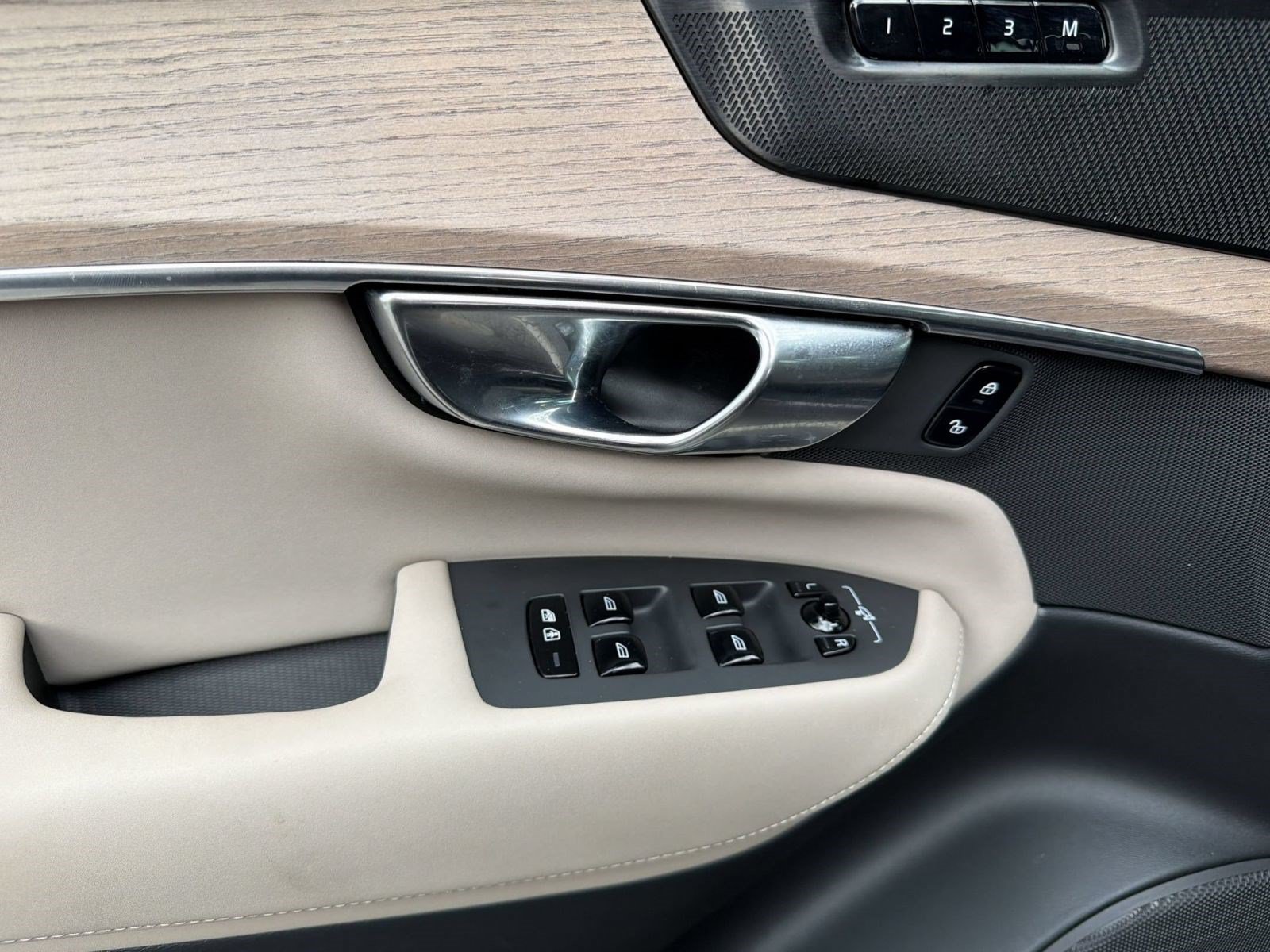 Certified 2025 Volvo XC90 B5 Plus w/ Protection Package Premier AWD/4WD image 14