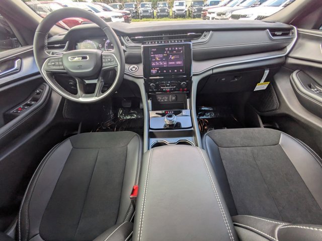 New 2025 Jeep Grand Cherokee Altitude image 13