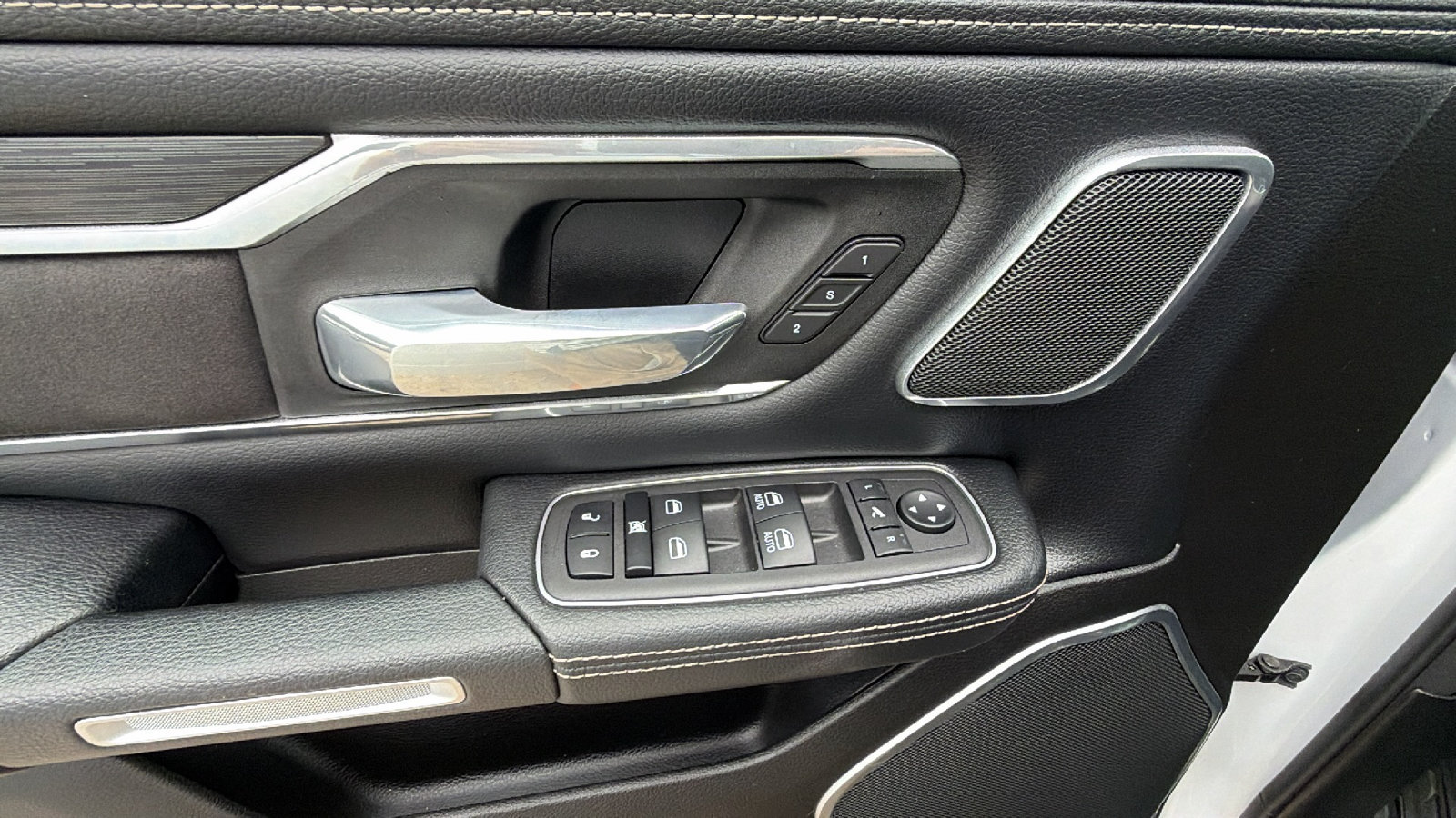 Used 2024 RAM 1500 Laramie AWD/4WD image 15