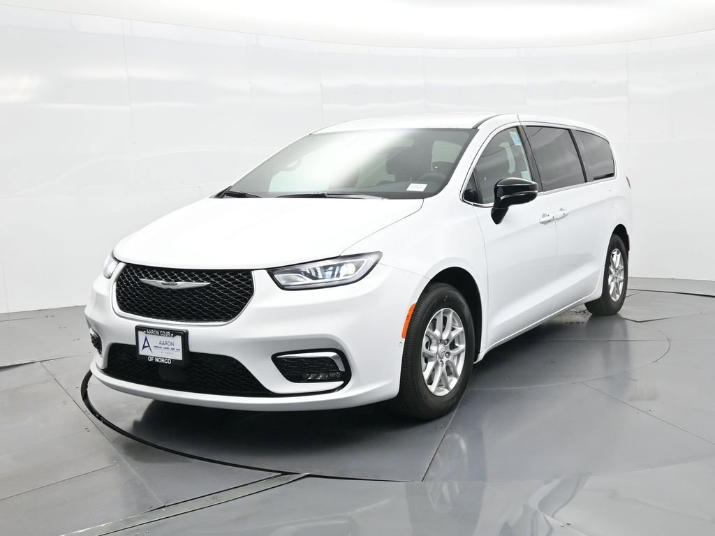 New 2026 Chrysler Pacifica Select image 2