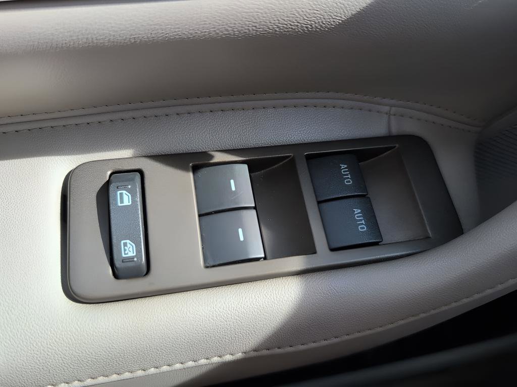 Used 2012 Lincoln MKX AWD image 19