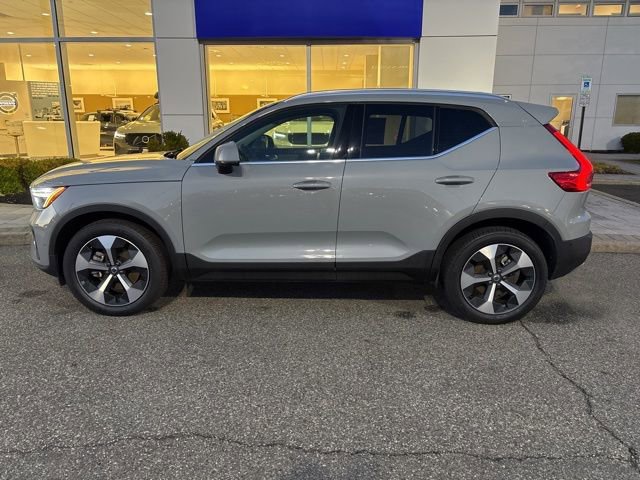 Used 2025 Volvo XC40 B5 Plus image 2