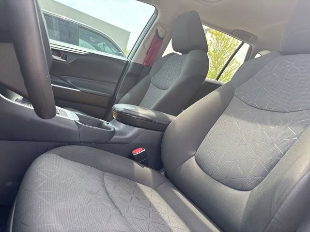 Used 2021 Toyota RAV4 XLE w/ Convenience Package image 9