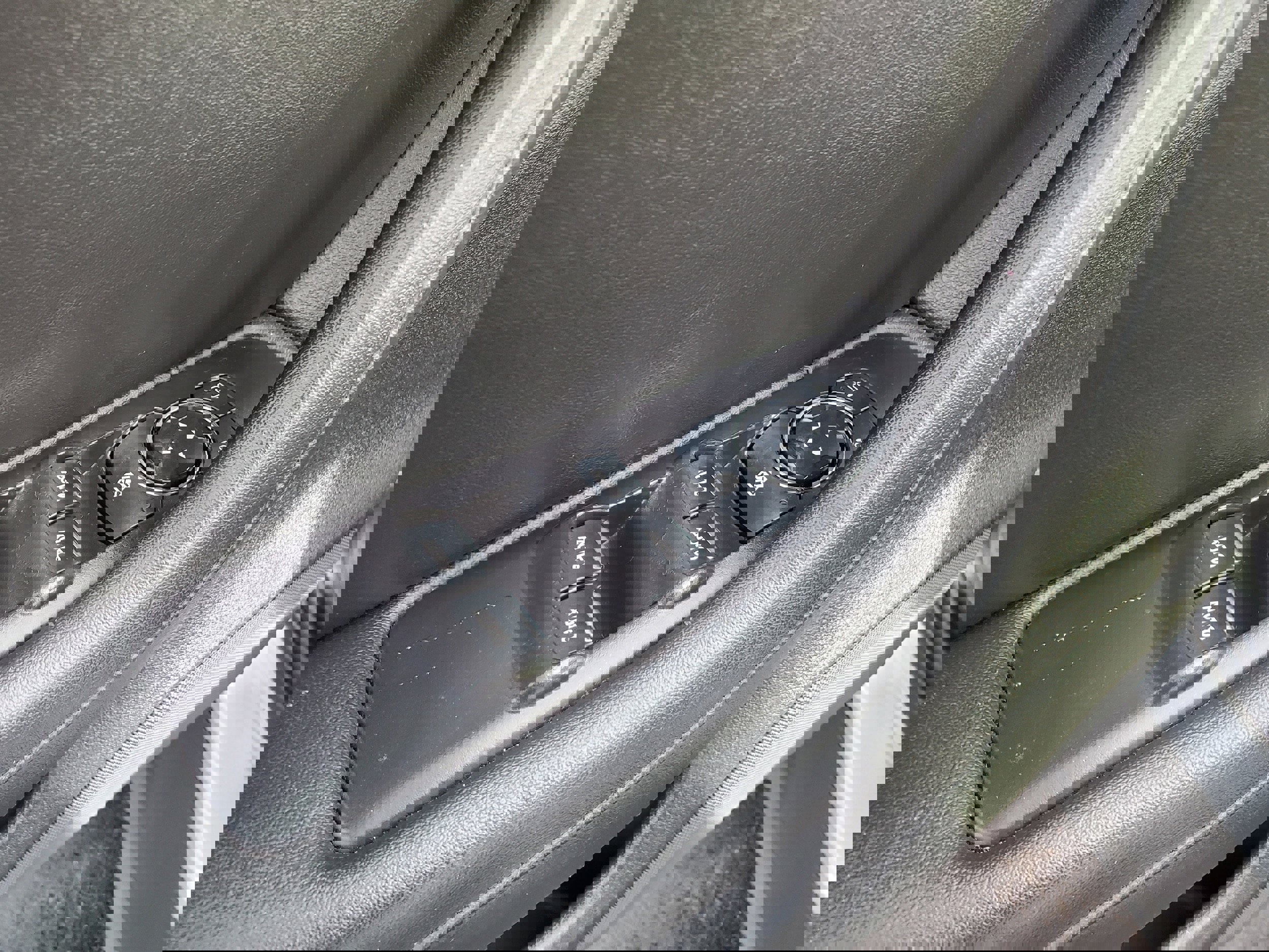 Used 2016 Lincoln MKS image 13