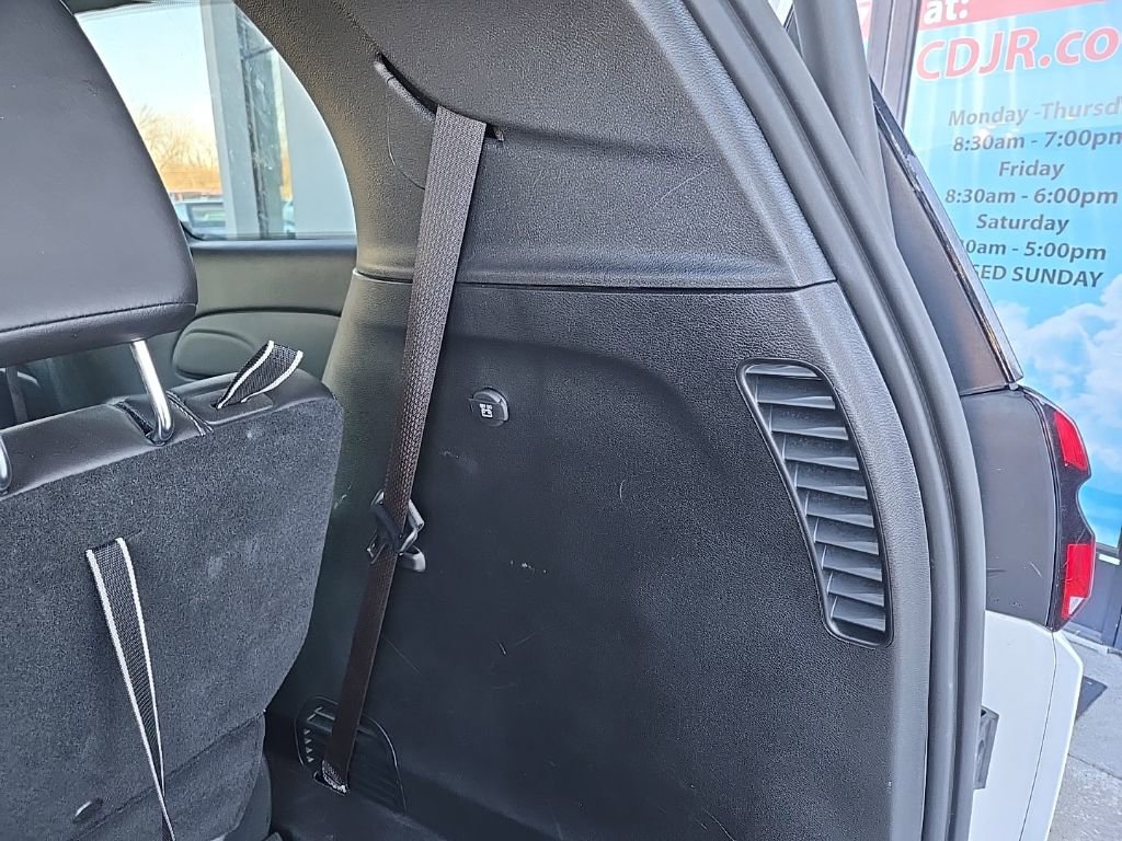Used 2025 Chrysler Pacifica Select image 92