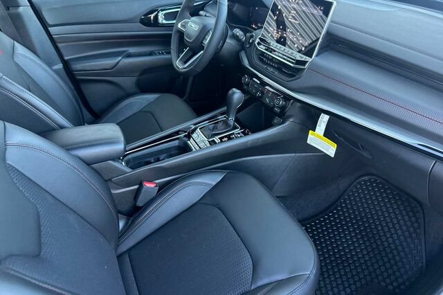 Used 2026 Jeep Compass Trailhawk w/ Trailer Tow Group AWD/4WD image 16