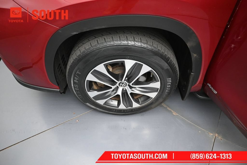 Used 2021 Toyota Highlander XLE AWD/4WD image 37