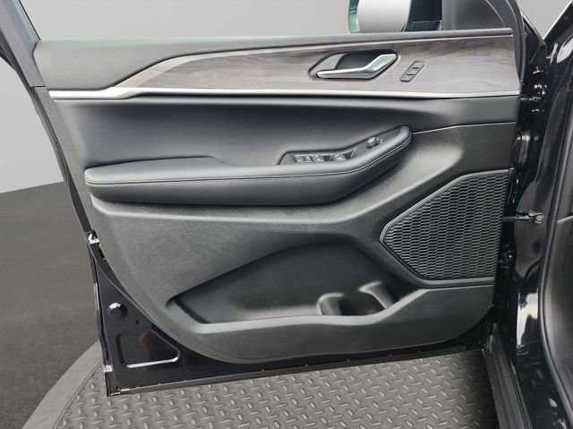 New 2025 Jeep Grand Cherokee Limited image 12