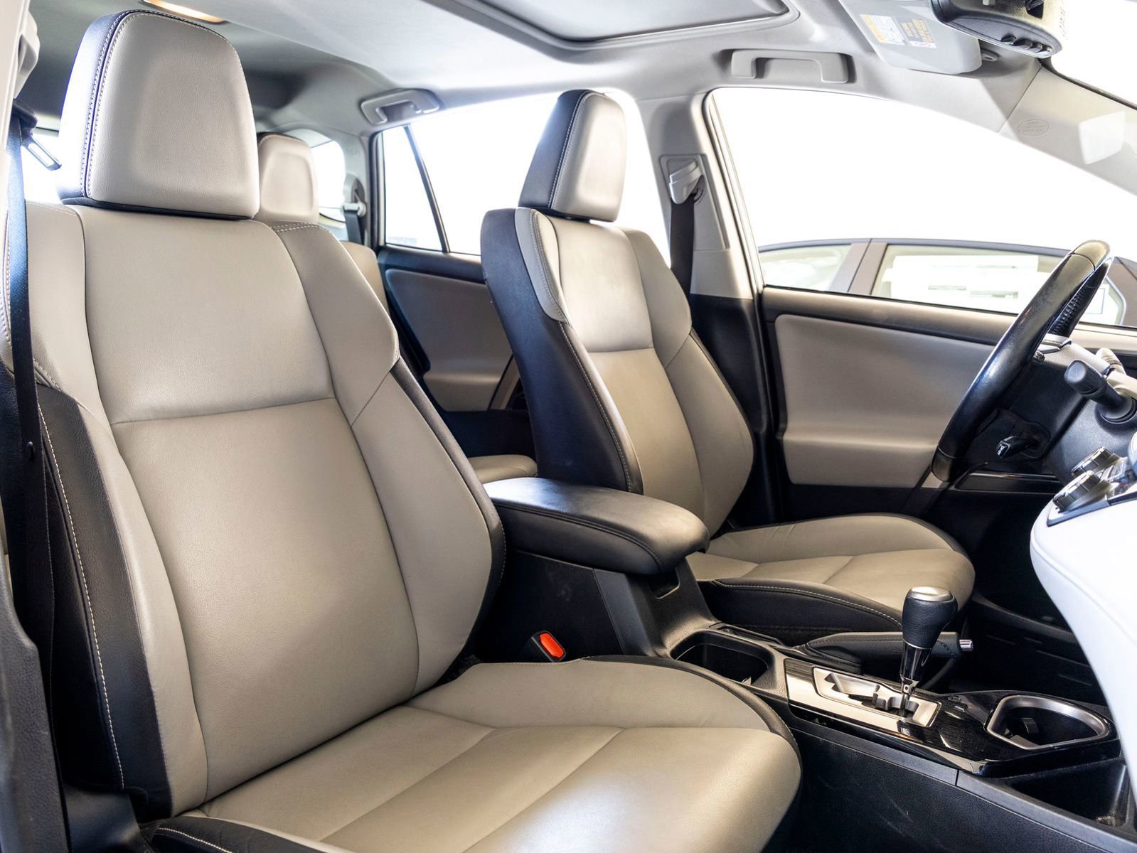 Used 2018 Toyota RAV4 Limited w/ Advanced Technology Package image 26