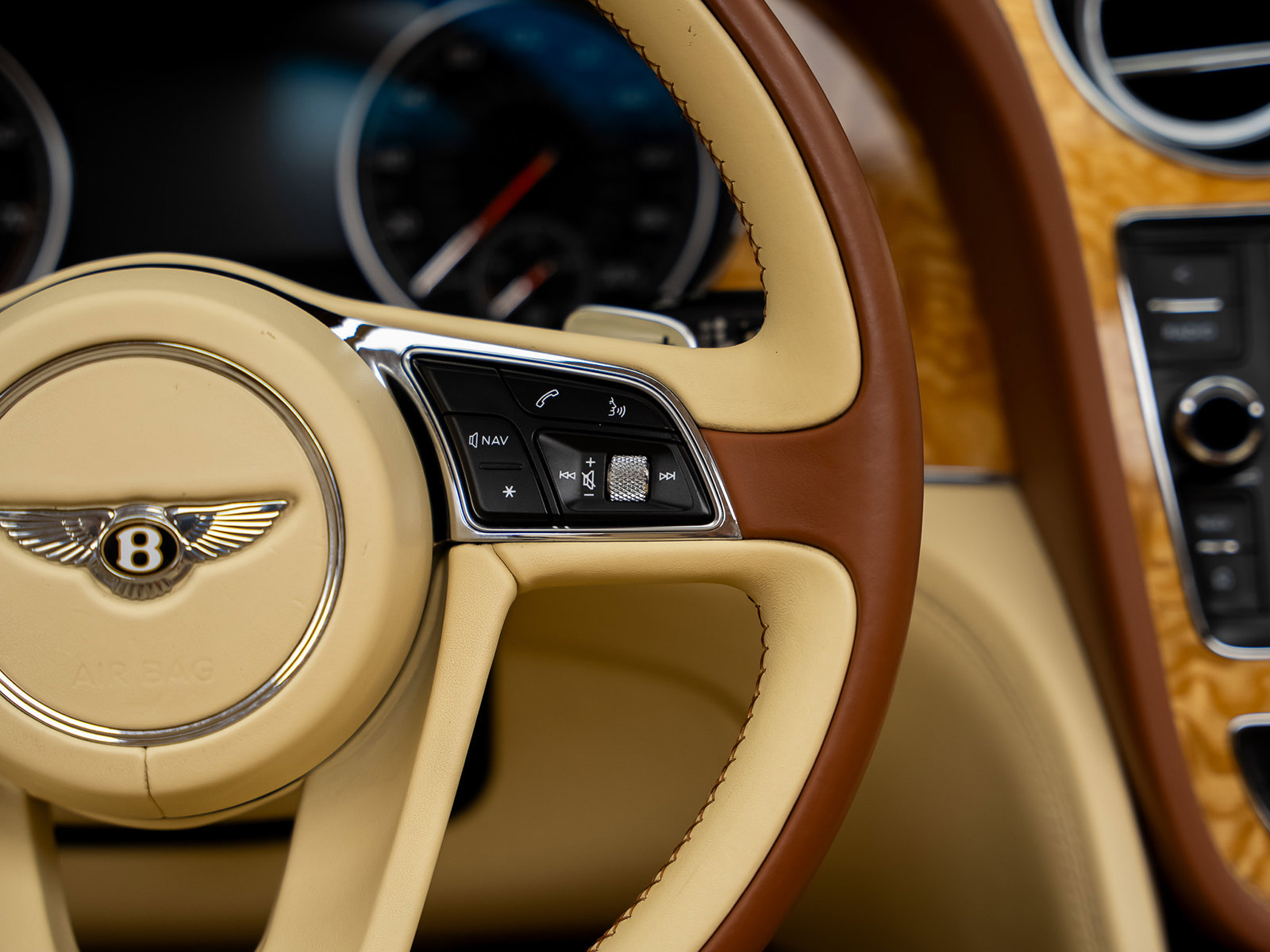 Used 2019 Bentley Bentayga AWD/4WD image 41