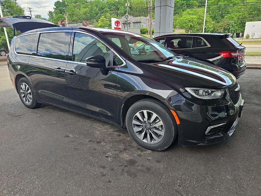 Used 2024 Chrysler Pacifica Limited FWD image 3