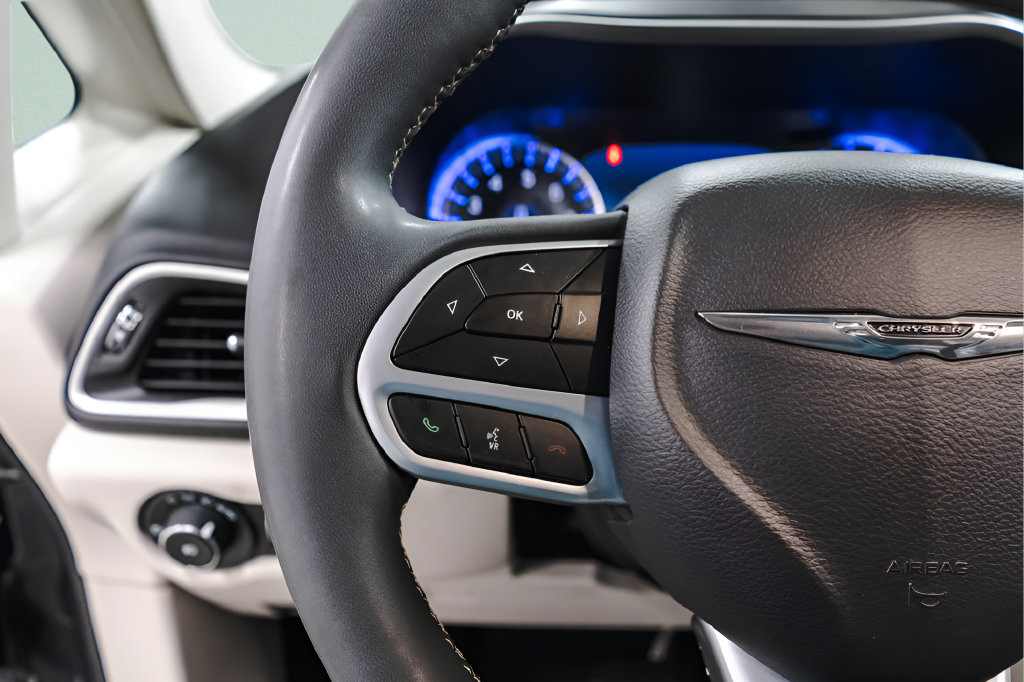 Used 2023 Chrysler Pacifica Touring-L FWD image 10