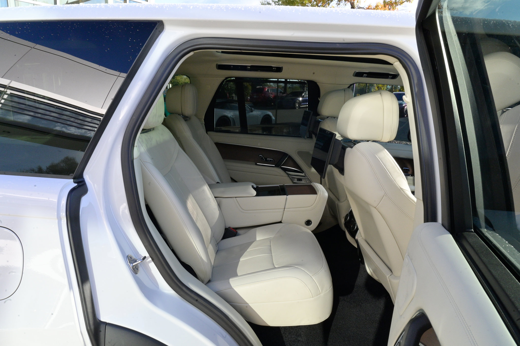 Used 2023 Land Rover Range Rover Autobiography image 48