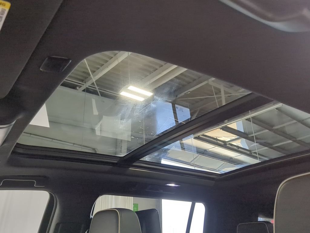 Used 2023 GMC Yukon XL SLT w/ SLT Premium Package image 19