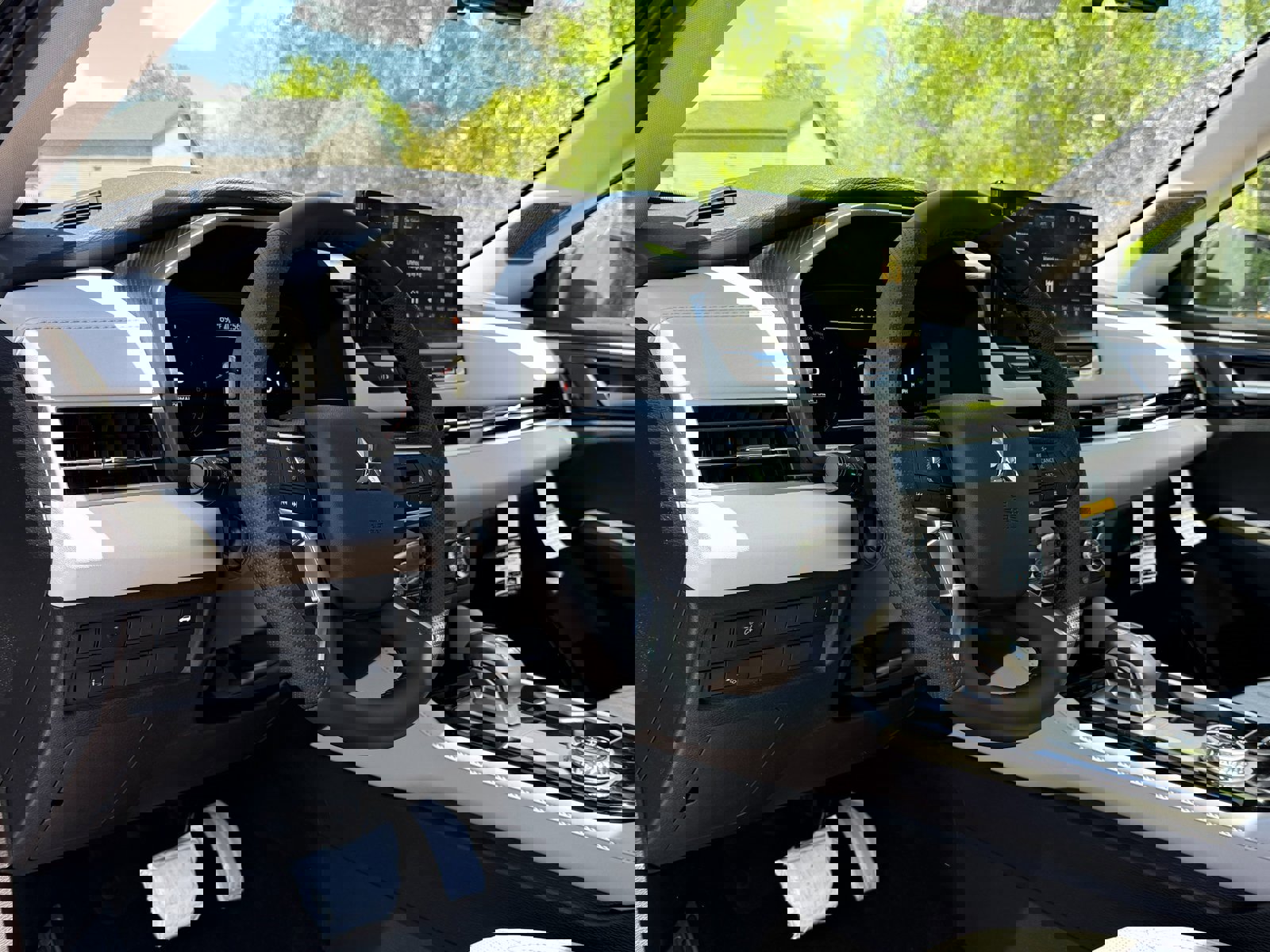 New 2025 Mitsubishi Outlander AWD image 3