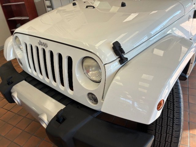 Used 2014 Jeep Wrangler Unlimited Sahara w/ Connectivity Group AWD/4WD image 8
