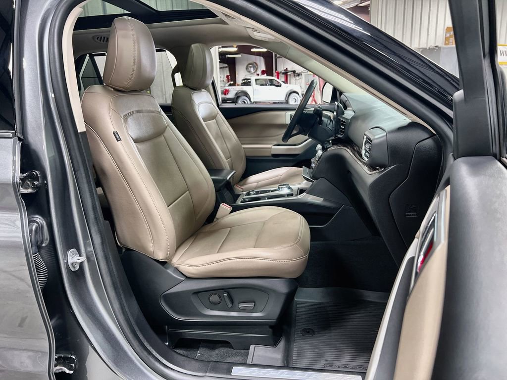 Used 2022 Ford Explorer Limited w/ Equipment Group 301A AWD/4WD image 29