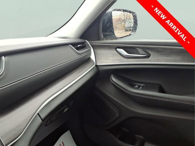 Used 2023 Jeep Grand Cherokee Limited w/ Black Appearance Package AWD/4WD image 19