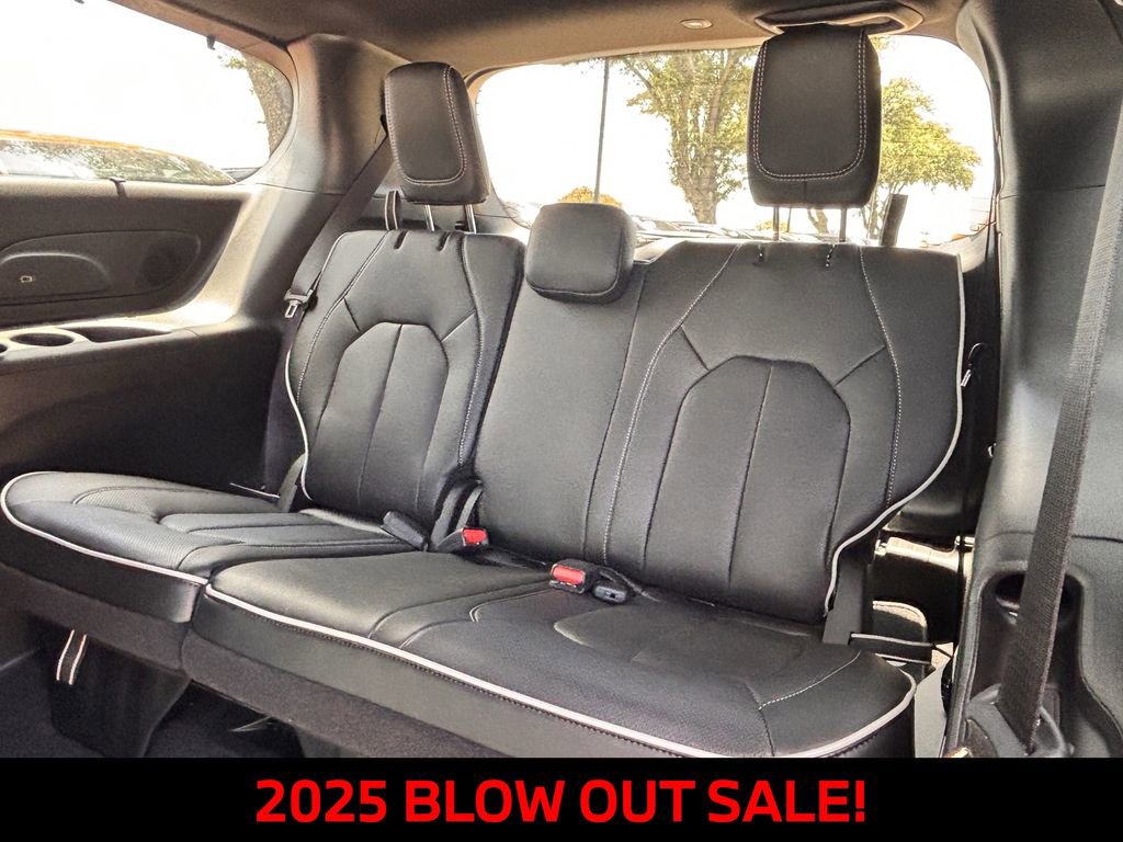 New 2025 Chrysler Pacifica Limited w/ Uconnect Theater Family Group FWD image 24