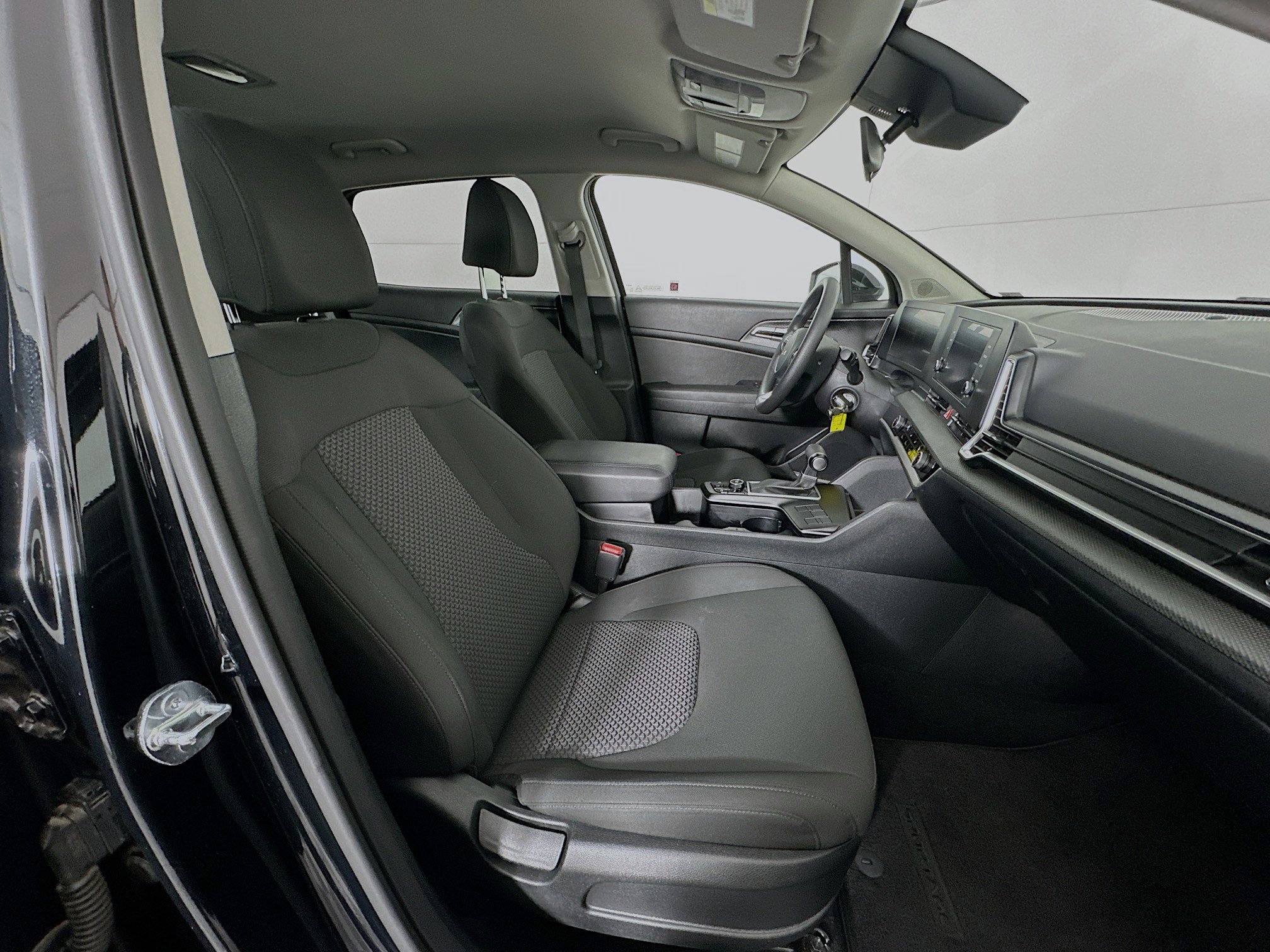 Used 2025 Kia Sportage LX image 29