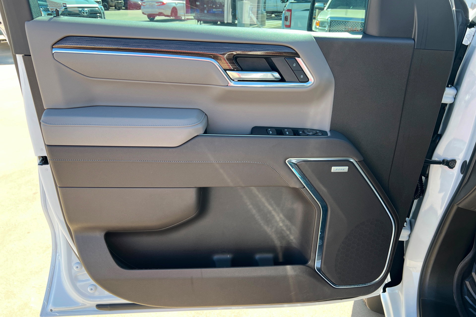 Used 2025 Chevrolet Silverado 1500 LT Trail Boss w/ Convenience Package II AWD/4WD image 16