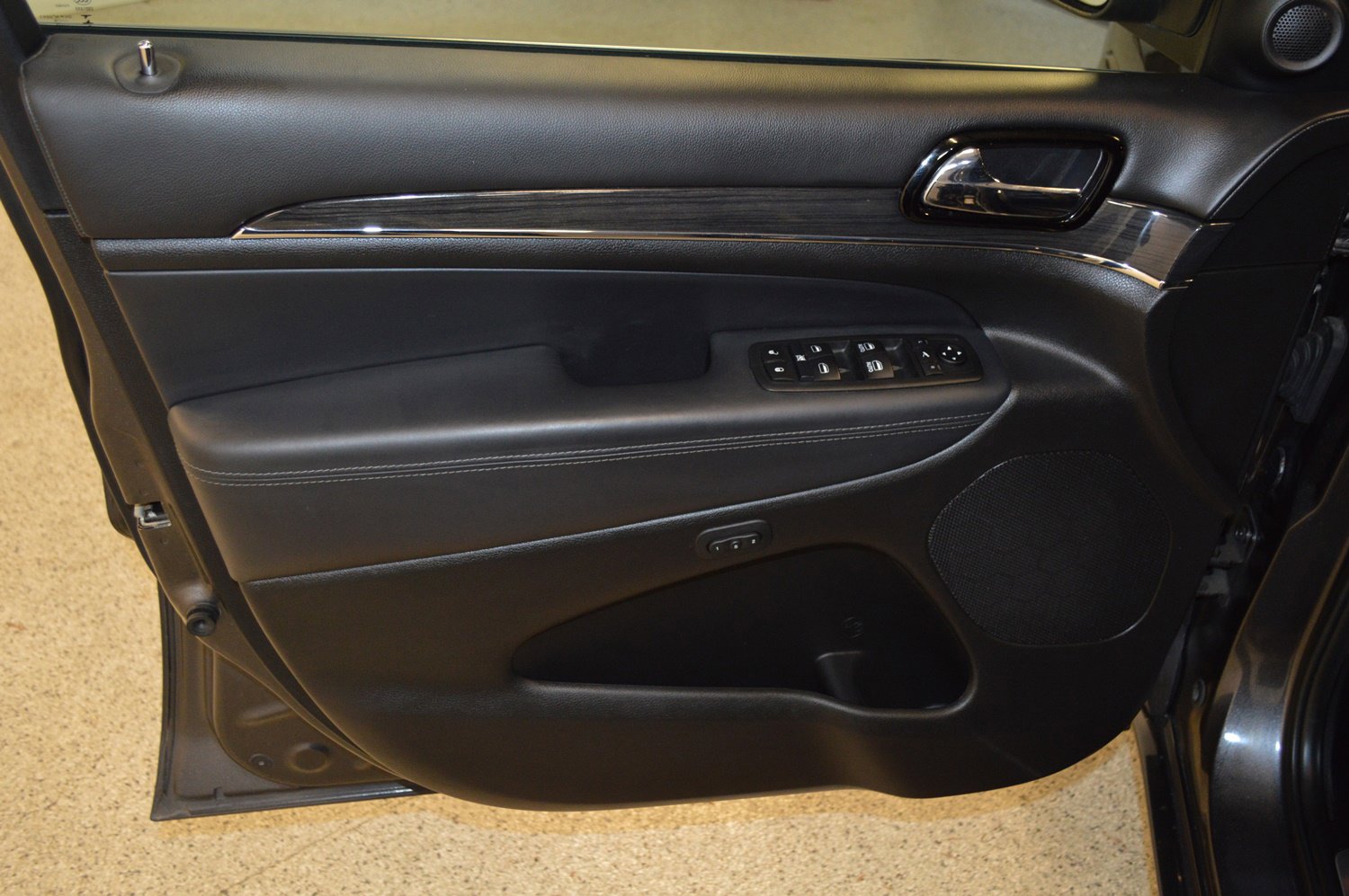 Used 2019 Jeep Grand Cherokee Overland image 14