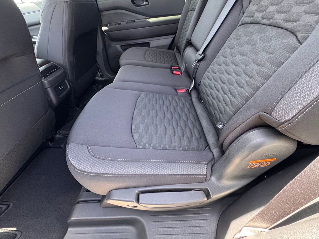 New 2025 Nissan Pathfinder SV image 12