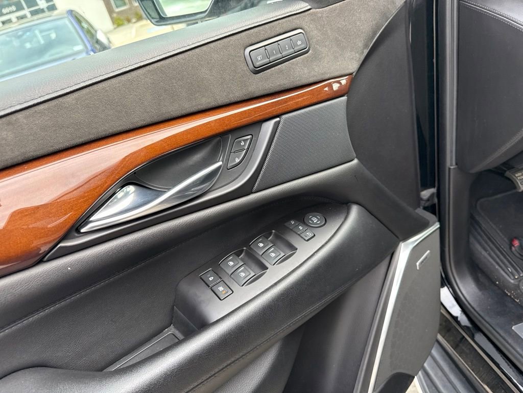 Used 2019 Cadillac Escalade ESV Luxury RWD image 9